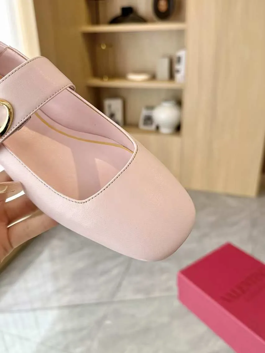 👟👟Ex-factory price 440👟👟 Genuine leather sole +40 Top version 𝑉𝐴𝐿𝐸𝑁𝑇𝐼𝑁𝑂 Valentino new autumn women's flat shoes, fashionable and versatile, definitely worth buying★Absolutely high-grade❥Original method Absolutely sensual❥Elegant style Create a different feeling, simple and elegant style!  Code number: 35-41 (34-42 customized, non-refundable) Fabric: Imported sheepskin Inner feet: Inner sheepskin Leather outsole Rubber outsole